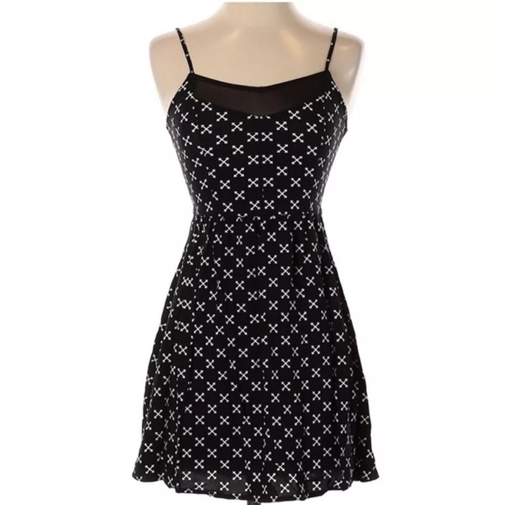 Divided cross pattern dress